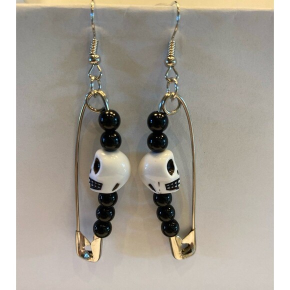 Earrings Skull Safety Pin Goth Emo Halloween Spooky Scary  Graveyard Cemetery - Picture 1 of 5